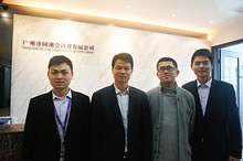 同湘会总经理胥刚（左二）协同事与本网总经理何伟东（右二）合影