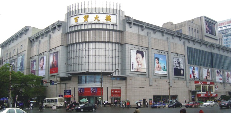 以八一广场为中心的1公里商圈内,南昌百货大楼,新洪客隆百货,八一小道