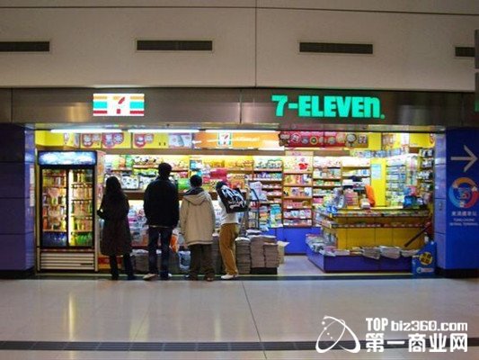 全球最大便利店运营商进军中国腹地的教战手册结盟强力伙伴并输出管理。 你肯定有这样的经历加班至深夜,坐在办公室里寻思着:天哪,现在要有一份小炒菜的热盒饭,寿司、关东煮该多好啊! 没问题。全球最大的便利店运营商7-ELEVEn近5万家便利连锁店已为你准备好这一切。值得一提的是它提供的并非微波炉加热的速冻式盒饭,而是热腾腾的现货。 令人惊叹的还有其惊人的扩展速度。其门店数量已超过以扩张闻名的麦当劳和星巴克,在中国的发展势头亦十分强劲。1992年,深圳便有了首家7-ELEVEn便利店,现在,